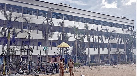 முற்றிலும் தீயிட்டு எரிக்கப்பட்ட பள்ளியின் கட்டிடம்.