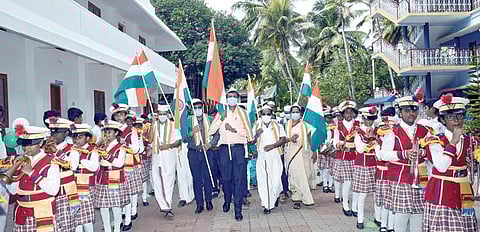 நாகர்கோவில் அல்போன்சா மெட்ரிக் மேல்நிலைப் பள்ளியில் நடந்த 75-வது சுதந்திர திருநாள் அமுத பெருவிழாவில் கன்னியாகுமரி மாவட்ட ஆட்சியர் மா.அரவிந்த் தேசிய கொடியை ஏந்தியாவாறு மாணவர்களின் அணிவகுப்பு மரியாதையை ஏற்றுக்கொண்டார்.