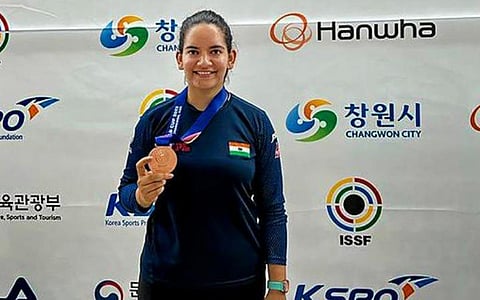 அஞ்சும் மவுத்கில்