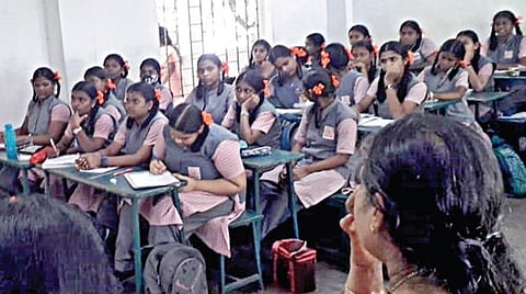 சென்னை அசோக் நகர் அரசு மகளிர் மேல்நிலைப்பள்ளியில் நடைபெற்ற தமிழ் இலக்கிய மன்ற பேச்சுப் போட்டியில் ஆர்வத்துடன் பங்கேற்ற மாணவி.