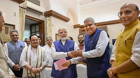 தேசிய ஜனநாயக கூட்டணியின் குடியரசு துணைத் தலைவர் வேட்பாளர் ஜெகதீப் தன்கர் டெல்லியில் நேற்று வேட்புமனு தாக்கல் செய்தார். உடன், பிரதமர் மோடி, அமைச்சர் ராஜ்நாத் சிங், பாஜக தலைவர் நட்டா.