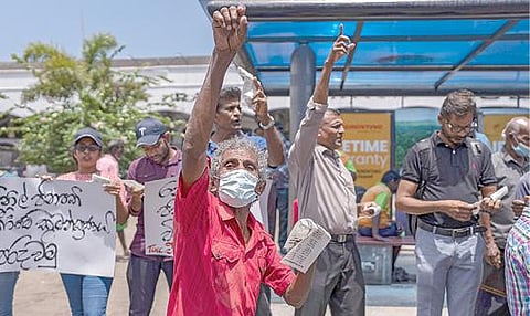 இலங்கையின் இடைக்கால பிரதமர் ரணில் விக்ரமசிங்கவுக்கு எதிராகதொழிற்சங்கங்கள் சார்பில் கொழும்பு நகரில் நேற்று ஆர்ப்பாட்டம் நடத்தப்பட்டது. படம்: பிடிஐ