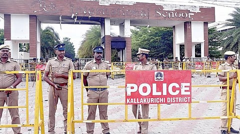 பெரும் கலவரத்தில் சூறையாடப்பட்ட சின்னசேலம் தனியார் பள்ளியைச் சுற்றிலும் நேற்று இரண்டாம் நாளாக குவிக்கப்பட்டிருந்த போலீஸார்.