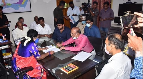 புதுச்சேரி | ஏனாமில் வெள்ள பாதிப்பை ஆய்வு செய்ய சென்றஆளுநர் தமிழிசையை வரவேற்பதில் மோதல்