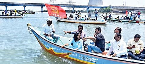 கொசஸ்தலை ஆற்றில் நாம் தமிழர் கட்சி தலைமை ஒருங்கிணைப்பாளர் சீமான் தலைமையில் ஏராளமானோர் படகுகள் மூலம் சென்று ஆய்வு செய்தனர். படம்: ம.பிரபு