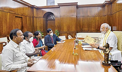 சென்னையில் 44-வது செஸ் ஒலிம்பியாட் போட்டி வரும் 28-ம் தேதி தொடங்க உள்ளது. இந்நிகழ்ச்சிக்கான அழைப்பிதழை, தமிழக முதல்வர் மு.க.ஸ்டாலின் சார்பில் அமைச்சர் மெய்யநாதன், எம்பிக்கள் டி.ஆர்.பாலு, கனிமொழி மற்றும் தலைமைச் செயலர் இறையன்பு ஆகியோர் நேற்று பிரதமர் மோடியை நேரில் சந்தித்து வழங்கினர்.படம்: பிடிஐ