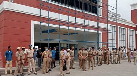 ஜங்சன் ரயில் நிலையத்தில் முன்னெச்சரிக்கை நடவடிக்கையாக பாதுகாப்பு பணியில் போலீஸார்.