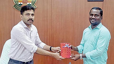 குரூப்-1 தேர்வில் பழங்குடியினர் பிரிவில் திருப்பத்தூர் மாணவர் முதலிடம்