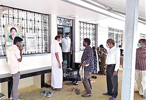 பள்ளிபாளையம் அருகே கோவிந்தம்பாளையத்தில் உள்ள முன்னாள் அமைச்சர் பி.தங்கமணி வீட்டில் நேற்று ஆய்வு மேற்கொள்ள வந்த பொதுப்பணி மற்றும் வருவாய்த் துறை அதிகாரிகள்.