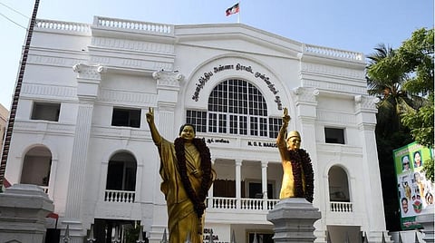 அதிமுக தலைமை அலுவலகத்திற்கு வைக்கப்பட்ட சீல் அகற்றம்