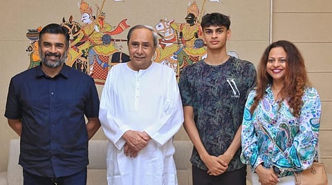 மாதவன் தனது குடும்பத்தினருடன் ஒடிசா மாநில முதல்வரை சந்தித்தார்.