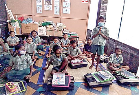 தினமும் வருகைப்பதிவின் போது தங்கள் பெயருடன் தந்தையின் பெயரையும் சேர்த்து சொல்லும் போடிநாயக்கனூர் பிச்சாண்டி நடுநிலைப்பள்ளி மாணவர்கள்.