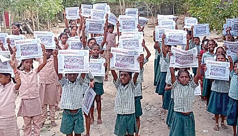 "வெற்றிக்கொடி" பள்ளி நாளிதழை ஆர்வத்தோடு வாசித்து இதழை உயர்த்தி காண்பிக்கும் ஒரத்தூர் சிதம்பரனார் நடுநிலைப் பள்ளி மாணவ, மாணவிகள்.