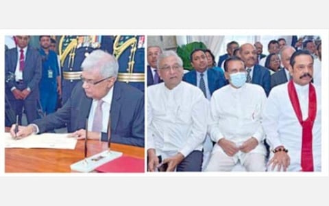 இலங்கையின் புதிய அதிபராகத் தேர்வு செய்யப்பட்டுள்ள ரணில் விக்கிரமசிங்க, கொழும்புவில் நேற்று நடைபெற்ற பதவியேற்பு விழாவில், அதற்கான ஆவணத்தில் கையெழுத்திட்டார். (அடுத்த படம்) விழாவில் பங்கேற்ற இலங்கை முன்னாள் அதிபர் மைத்திரிபால சிறிசேன, முன்னாள் பிரதமர் மகிந்தா ராஜபக்ச உள்ளிட்டோர். படங்கள்: பிடிஐ