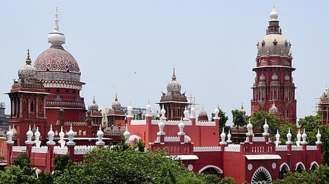 கண்ணியமான முறையில் இறுதிச் சடங்கு நடத்துக: கள்ளக்குறிச்சி மாணவியின் பெற்றோருக்கு உயர் நீதிமன்றம் அறிவுரை