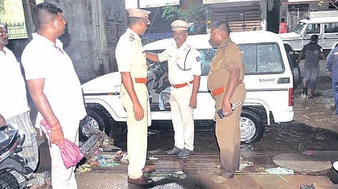 கொட்டும் மழையை பயன்படுத்தி புதுச்சேரியில் ரவுடி படுகொலை: 3 பேர் காயம்