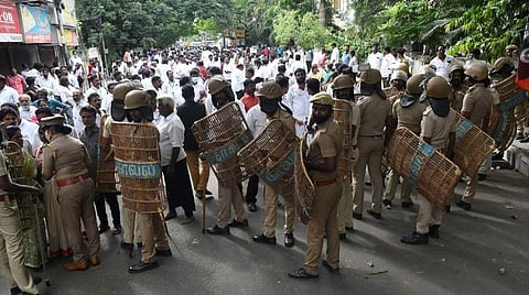 அதிமுக அலுவலக வன்முறை வழக்கு | காவல் துறை பதிலளிக்கும் வரை 11 பேர் மீது கைது நடவடிக்கை கூடாது: ஐகோர்ட்