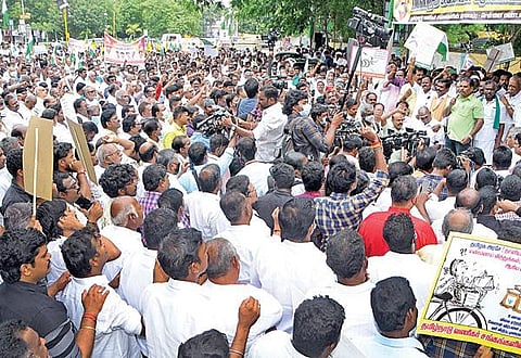 உணவுப் பொருட்கள் மீதான ஜிஎஸ்டி வரிவிதிப்பை மத்திய அரசு திரும்பப் பெற வேண்டும் என வலியுறுத்தி, சென்னை வள்ளுவர் கோட்டம் அருகே தமிழ்நாடு வணிகர் சங்கங்களின் பேரமைப்பு சார்பில் மாநிலத் தலைவர் ஏ.எம்.விக்கிரமராஜா தலைமையில் நேற்று ஆர்ப்பாட்டம் நடைபெற்றது. தமிழக அனைத்து விவசாயிகள் சங்கங்களின் ஒருங்கிணைப்புக் குழுத் தலைவர் பி.ஆர்.பாண்டியன் உள்ளிட்ட ஏராளமான நிர்வாகிகள் பங்கேற்றனர். படம்: ம.பிரபு