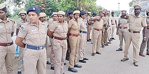 இன்று உடல் அடக்கம் நடைபெற உள்ள நிலையில், மாணவி மதியின் சொந்த ஊரான கடலூர் மாவட்டம் பெரியநெசலூரில் பாதுகாப்புக்காக நிறுத்தப்பட்டுள்ள போலீஸார்.