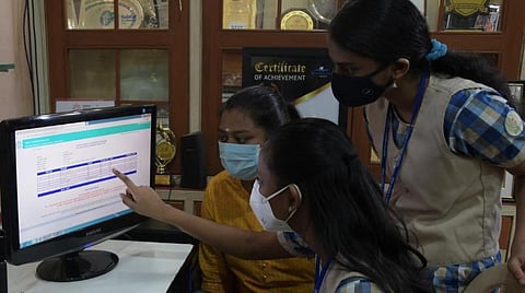 சிபிஎஸ்இ பொதுத்தேர்வு முடிவுகள் வெளியீடு - பிளஸ் 2-வில் 92.71%, 10-ம் வகுப்பில் 94.4% மாணவர்கள் தேர்ச்சி