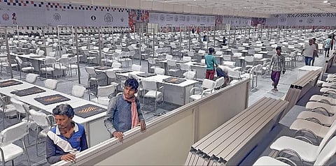 சர்வதேச செஸ் ஒலிம்பியாட் போட்டி மாமல்லபுரத்தில், வரும் 28-ம் தேதி தொடங்குகிறது. இதில் ஒரே நேரத்தில் 2000-க்கும் மேற்பட்ட செஸ் விளையாட்டு வீரர்கள் பங்கேற்கும் வகையில் பிரம்மாண்டமான அரங்கு தயாராகி வருகிறது. படம்: எம்.முத்துகணேஷ்