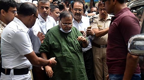 பள்ளி ஆசிரியர் நியமனங்களில் முறைகேடு - மே.வங்க அமைச்சர் பார்த்தா சாட்டர்ஜி, நடிகை கைது