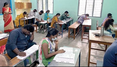 தமிழகம் முழுவதும் டிஎன்பிஎஸ்சி குரூப்-4 தேர்வு நேற்று நடந்தது. எழும்பூர் பிரசிடென்சி பள்ளியில் தேர்வு எழுத வந்தவர்கள்.படம்: பு.க.பிரவீன்