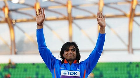 அமெரிக்காவில் நடைபெற்று வரும் உலக தடகள சாம்பியன்ஷிப் போட்டியில் நேற்று ஈட்டி எறிதலில் வெள்ளிப் பதக்கம் வென்ற இந்திய வீரர் நீரஜ் சோப்ரா. (உள்படம்) பதக்கம் வென்ற பின்னர் தேசியக் கொடியுடன் வலம் வந்த நீரஜ் சோப்ரா.படம்: ஏஎப்பி