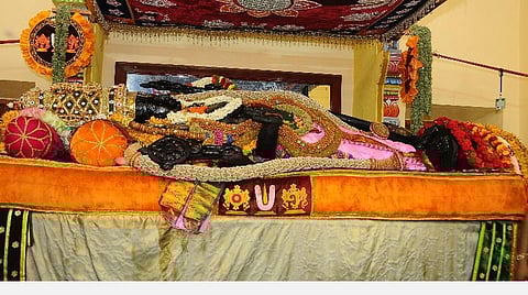 26-ம் நாளில் இளம் சிவப்பு (ரோஜா) நிறப் பட்டாடையில் பக்தர்களுக்கு சயன கோலத்தில் அருள்பாலித்த அத்தி வரதர்