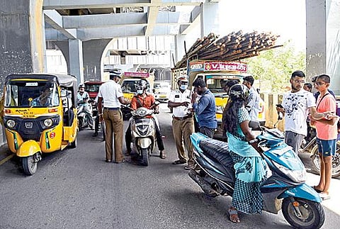 சென்னையில் நடுரோட்டில் நின்று, வாகன ஓட்டிகளை மறித்து சோதனை நடத்தும் போக்குவரத்து போலீஸார்.
