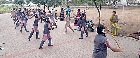 சிலம்பம் விளையாடும் கள்ளக்குறிச்சி அரசு பெண்கள் மேல்நிலைப்பள்ளி மாணவிகள்.