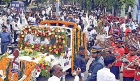 புதுச்சேரியில் இருந்து கோவைக்கு கொண்டு வரப்பட்ட செஸ் ஒலிம்பியாட் ஜோதிக்கு மக்கள் உற்சாக வரவேற்பு