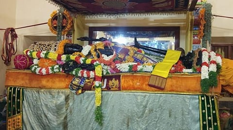 27-ம் நாளில் நீல நிறப் பட்டாடையில் பக்தர்களுக்கு சயன கோலத்தில் அருள்பாலித்த அத்தி வரதர்