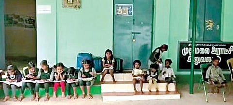 முதுமலை ஊராட்சி அலுவலக வளாகத்தில் நடைபெற்று வரும் கூவக்கொல்லி அரசு தொடக்கப் பள்ளி வகுப்பறை.