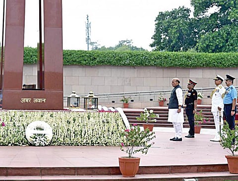 கார்கில் போர் வெற்றி தினத்தையொட்டி டெல்லியிலுள்ள தேசிய போர் நினைவிடத்தில் மத்திய பாதுகாப்புத்துறை அமைச்சர் ராஜ்நாத் சிங், ராணுவ தளபதி மனோஜ் பாண்டே, விமானப் படை தளபதி வி.ஆர்.சவுத்ரி, கடற்படை தளபதி ஹரிகுமார் ஆகியோர் நேற்று மலர்வளையம் வைத்து அஞ்சலி செலுத்தினர்.படம்: பிடிஐ