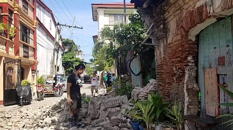 பிலிப்பைன்ஸில் சக்தி வாய்ந்த நிலநடுக்கம்: 4 பேர் பலி, கட்டிடங்கள் சேதம்