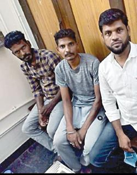 பிரதமர் மோடியின் புகைப்படத்தில் கருப்பு பெயின்ட் அடித்ததாக பிடிபட்ட பெரியார் திராவிடர் கழகத்தைச் சேர்ந்த சசி குமார், பார்த்தசாரதி, அரவிந்த்.