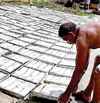 ஸ்மார்ட் வகுப்பறைகள் வந்தாலும் மவுசு குறையாத திண்டுக்கல் சாக்பீஸ்