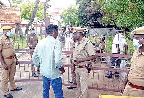 ஈரோடு மாணிக்கம்பாளையத்தைச் சேர்ந்த இளைஞரை ஆர்.என்.புதூரில் உள்ள போலீஸ் குடியிருப்பு வளாகத்துக்கு அழைத்துவந்து என்ஐஏ அதிகாரிகள் நேற்று விசாரணை நடத்தினர். இதனால், அப்பகுதியில் பலத்த போலீஸ் பாதுகாப்பு போடப்பட்டிருந்தது.