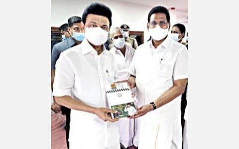 செஸ் ஒலிம்பியாட் ‘தம்பி’ வேட்டிகளை முதல்வர் மு.க.ஸ்டாலினி டம் வழங்குகிறார் ராம்ராஜ் காட்டன் நிறுவனர் கே.ஆர்.நாகராஜன்.