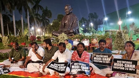 இடை நீக்கம் செய்யப்பட்ட 20 எம்.பி.க்கள் நாடாளுமன்ற வளாகத்தில் தொடர் உண்ணாவிரதம்