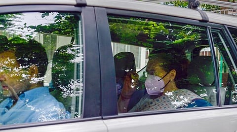 அத்தியாவசியப் பொருட்கள் மீதான ஜிஎஸ்டி வரி உயர்வைக் கண்டித்தும், காங்கிரஸ் தலைவர் சோனியா காந்தியிடம் அமலாக்கப்பிரிவினர் விசாரணை நடத்துவதைக் கண்டித்தும் டெல்லி நாடாளுமன்ற வளாகத்தில் நேற்று காங்கிரஸ் எம்.பி.க்கள் ஆர்ப்பாட்டம் நடத்தினர். இந்த ஆர்ப்பாட்டத்தில் காங்கிரஸ் எம்.பி.க்கள் ராகுல் காந்தி, திக்விஜய் சிங், சக்திசிங் கோஹில் உள்ளிட்டோர் கலந்துகொண்டனர். படம்: பிடிஐ