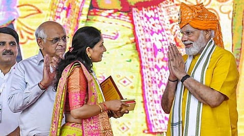 குஜராத்தின் சபர் பால் பண்ணையில் ரூ.1,000 கோடி மதிப்பிலான 3 திட்டங்களை பிரதமர் நரேந்திர மோடி நேற்று தொடங்கி வைத்தார். அப்போது சுகன்யா சம்ரிதி திட்ட பயனாளிகள் மற்றும் முன்னணி பால் உற்பத்தியாளர்களை பிரதமர் மோடி கவுரவித்தார்.படம்: பிடிஐ