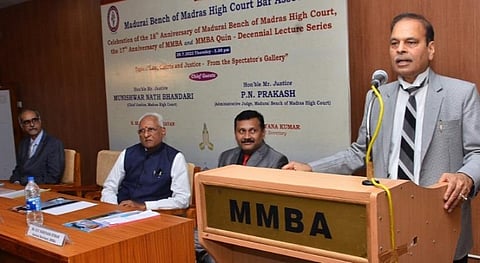 உயர் நீதிமன்ற கிளை வழக்கறிஞர் சங்கம் நடத்திய உயர் நீதிமன்ற மதுரை கிளை ஆண்டு விழாவில் பேசுகிறார் தலைமை நீதிபதி முனீஷ்வர்நாத் பண்டாரி | படம்: நா.நாகரத்தினம்.