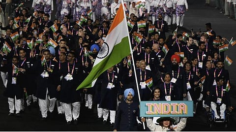 பிரிட்டனின் பர்மிங்ஹாம் நகரில் நேற்று முன்தினம் 22-வது காமன்வெல்த் விளையாட்டுப் போட்டிகள் உற்சாகமாக தொடங்கின. இந்திய பேட்மிண்டன் வீராங்கனை பி.வி.சிந்து, ஹாக்கி வீரர் மன்பிரீத் சிங் ஆகியோர் தேசியக் கொடியேந்திச் செல்ல இந்திய வீரர், வீராங்கனைகள் அணிவகுப்பில் பின்தொடர்கின்றனர். படம்: பிடிஐ