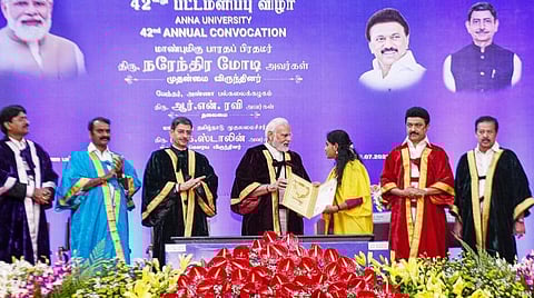 சென்னை அண்ணா பல்கலைக்கழகத்தின் 42-வது பட்டமளிப்பு விழா நேற்று நடந்தது. இதில் சிறப்பு விருந்தினராக பங்கேற்ற பிரதமர் நரேந்திர மோடி, பல்வேறு பிரிவுகளில் சிறப்பிடம் பிடித்த மாணவ, மாணவிகளுக்கு பட்டங்கள் மற்றும் பதக்கங்களை வழங்கினார். அருகில் ஆளுநர் ஆர்.என்.ரவி, முதல்வர் மு.க.ஸ்டாலின், மத்திய இணை அமைச்சர் எல்.முருகன், தமிழக உயர்கல்வித் துறை அமைச்சர் க.பொன்முடி, பல்கலைக்கழக துணைவேந்தர் வேல்ராஜ் ஆகியோர்.