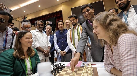 மாமல்லபுரத்தில் உள்ள ஃபோர் பாயின்ட்ஸ் ரிசார்ட்டில் 44-வது சர்வதேச செஸ் ஒலிம்பியாட் போட்டி நேற்று தொடங்கியது. இதில் வெளிநாட்டு அணியின் ஆட்டத்தை 5 முறை உலக சாம்பியனான விஸ்வநாதன் ஆனந்த் தொடங்கி வைத்தார். அருகில் மத்திய அமைச்சர்கள் அனுராக் சிங் தாக்குர், எல்.முருகன், சர்வதேச செஸ் கூட்டமைப்பின் தலைவர் ஆர்கடி டுவர்கோவிச், அகில இந்திய செஸ் கூட்டமைப்பின் தலைவர் சஞ்சய் கபூர், ஒலிம்பியாட் இயக்குநர் பரத் சிங் சவுகான். படம்:எம்.முத்துகணேஷ்