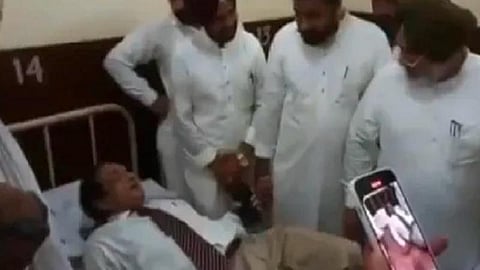 அழுக்கான மருத்துவமனை படுக்கையில் டீனை படுக்கவைத்த பஞ்சாப் அமைச்சர்: குவியும் கண்டனங்கள்