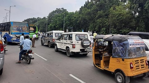 திருவண்ணாமலை கோட்டாட்சியர் அலுவலகம் முன்பு பாமக நடத்திய ஆர்ப்பாட்டம் எதிரொலியாக ரயில்வே மேம்பாலம், சர்வீஸ் சாலையில் போக்குவரத்து பாதிக்கப்பட்டது. | படம்: இரா.தினேஷ்குமார்.