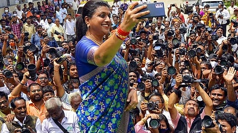 ஒரே நேரத்தில் 3000 புகைப்படக் கலைஞர்களால் கிளிக் - ரோஜா கின்னஸ் சாதனை